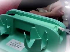 негритянку учат доить ее большие коричневые сиськи