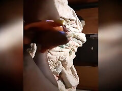 крошечный мускулистый мужчина делает некоторые поглаживания члена