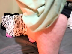 cazzo peluche, coda butt plug cade durante lorgasmo
