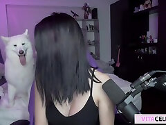 девушка-геймер gummi votze сходит с ума на потоке twitch и показывает свою идеальную задницу только для вас!