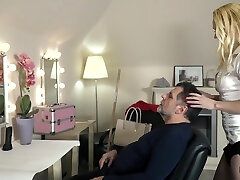 wytrysk na twarz dla sexy nastolatek fucked w dziadek w w salon