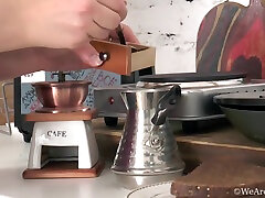эльза ханемер в фиолетовой блузке и джинсовой юбке