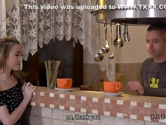 кукольное личико у молодой худышки занимается сексом со стариком в загородном доме