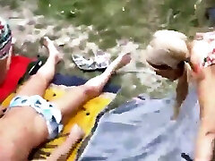 Mutter mit ihrer Tochter bekommt fuckea anal im Freien