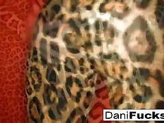丹尼丹尼尔斯-手指她的紧湿猫