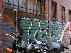 Hot busty blonde lesbian smoul ledi avec son amie next to her motorbike