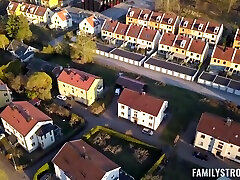 похотливая брюнетка падчерица трахается с отчимом с джанной диор