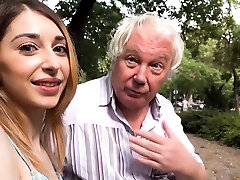 hunt4k. fat stapel von bargeld hilft mann zugang zu pussy