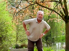 загорающий старикан готов ублажить очаровательную барышню раком