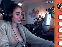Twitch Thot Yoni炫耀她的大奶子