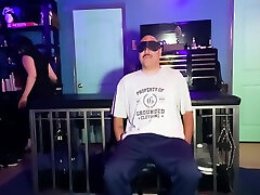 dea mara strofinando i suoi pantaloni di yoga in tutto il suo nuovo fan