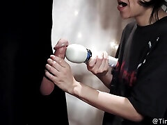 Bdsm Femdom打手枪靠近拉他的球，而工作的蘑菇头，直到他爆炸！