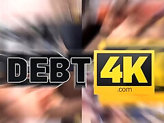 debt4k. girl résout un problème financier en ayant des relations sexuelles