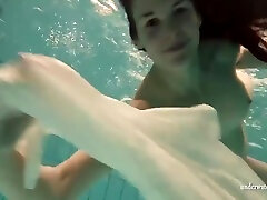 большие сиськи кристи маленькие сиськи петра под водой
