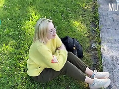 кончил в рот девушке с веб-камеры за деньги в общественном парке murstar