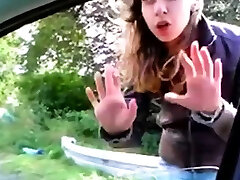 Pute gitane fait une pipe au client et crache du sperme