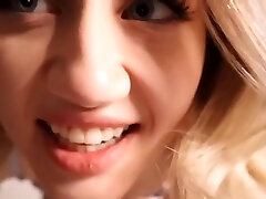 nacktheit während süße schönheit sexy amateur anprobieren