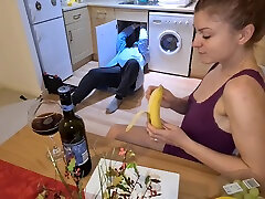 他吮吸那个害怕的水管工的公鸡，因为他不知道他想对她的妓女做什么