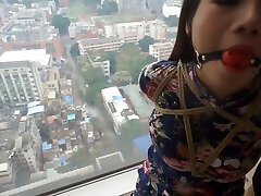 симпатичную китаянку связали и заткнули за пояс у окна