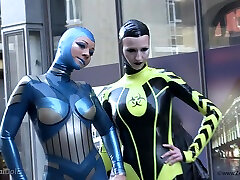 Through The City In A Tight mit der hand gewichst Costume - Watch4Fetish