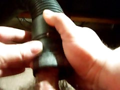 而他的妻子工作，他使用一个vacumn管得到