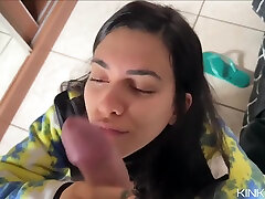 拍打一个美丽的黑发与一个大公鸡循环