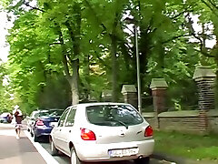 super heiße blonde deutsche schlampe fingert ihre muschi im auto