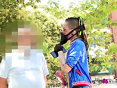 Harley Quinn cosplayer seduces and blows guys in the street