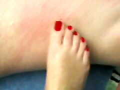 lungo rosso dellunghia del piede posteriore scratch