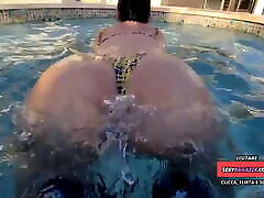 pawg mädchen scopata duramente in piscina