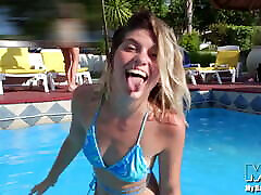bionda culo grosso latina in bikini e scarpe da ginnastica gode di cazzo e creampie & ndash; pov