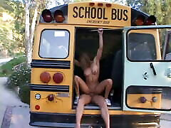 geiles teen bekommt ihre enge muschi im schulbus von hinten gefickt