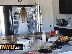 gotmylf - milf mit großen titten katie morgan betrügt ihren ehemann und reitet großen schwanz auf dem küchenboden