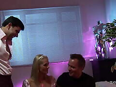 diese blonde milf mag gruppensex wirklich und spritzt jedes mal während der doppelpenetration ab