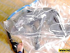 fejira com lederbekleidetes mädchen, eingewickelt in eine plastiktüte