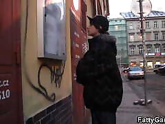 dickes bauchfett-treffen mit jungem burschen zum doggy-fick