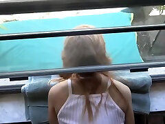 эйвери брукс - немецкая дочь-подросток, застрявшая в окне и трахнутая отчимом