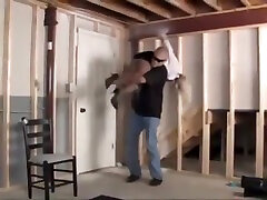 связанный клейкой лентой и с кляпом во рту
