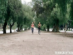 可爱的金发女友珍妮丝格里菲斯被两个男人轻轻地玩弄