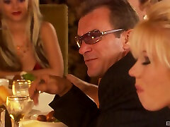 pornostars dee und lana moore ficken mit einem glücklichen gentleman