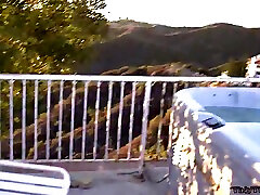 крошечная триша дрочит дилдо на открытом воздухе