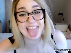 nerd blondine schüttelt ihre riesigen brüste