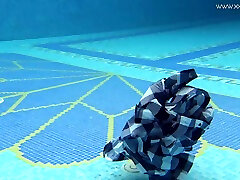 bello dilettante gamine hottie è buono a underwater solo spettacolo