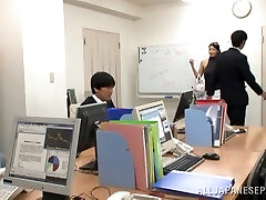 ten xxxn manager hires only men to her team