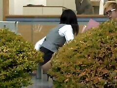 办公室的女孩与一个华丽的屁股性交，而工作