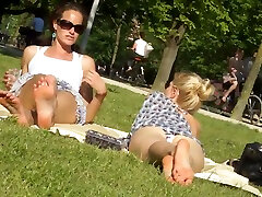 mein freund konnte alle natürlichen blonden hotties beim sonnenbaden im park ausspionieren