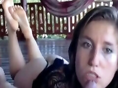 ma femme suce ma bite à tout moment et ses yeux sont hypnotisants