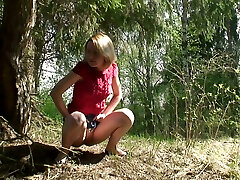 heißes blondes junges küken aus russland pisste unter den baum