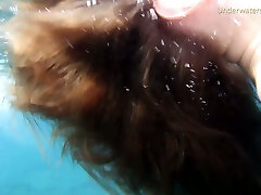 carino rosso teen ragazza in il aperto blu mare underwater