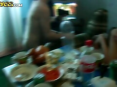 这个讨厌的小鸡处理两个僵硬的公鸡相对容易